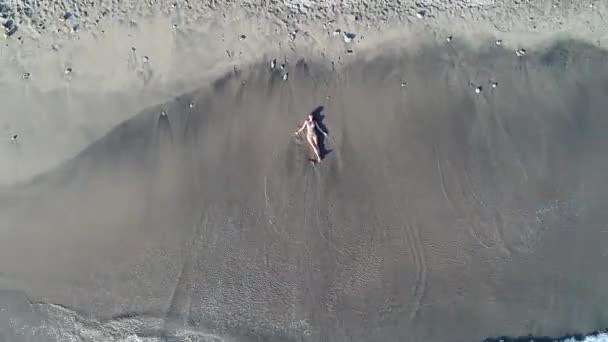 Menina cobre com onda. Vista aérea superior Jovem nadando em mar azul em Bali — Vídeo de Stock