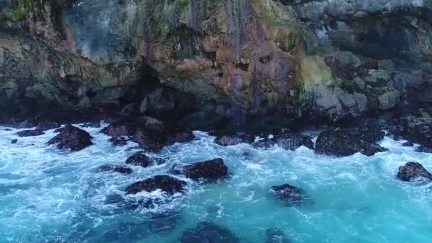 Playa Suwehan en la isla Nusa Penida. Bali, Indonesia — Vídeo de stock