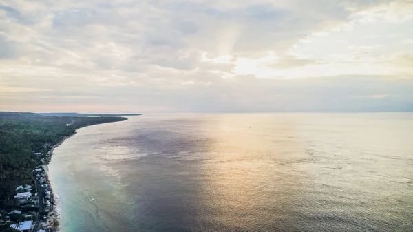 Plaja Suwehan de pe insula Nusa Penida. Bali, Indonezia — Fotografie, imagine de stoc
