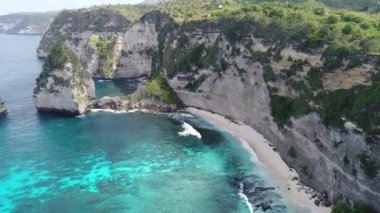 Sandalye ve şemsiye, Kuta beach, Bali uçak uçan hava fotoğrafın üstten görünüm.
