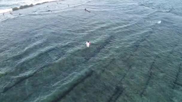 Playa Suwehan en la isla Nusa Penida. Bali, Indonesia — Vídeos de Stock