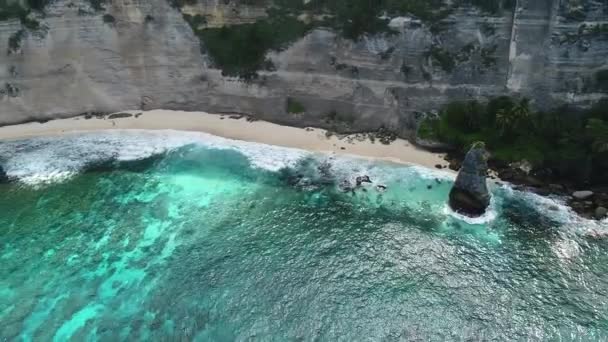 Vista superior de la foto aérea de los asientos de aviones no tripulados voladores Kuta playa Bali — Vídeo de stock