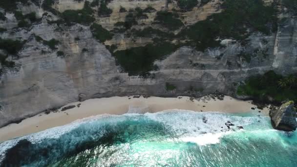 Top vista aérea foto de assentos de drone voador Kuta praia Bali — Vídeo de Stock