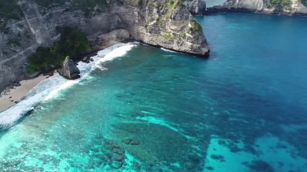Top vista aérea foto de assentos de drone voador Kuta praia Bali — Vídeo de Stock