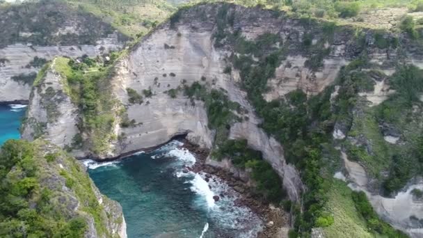 Luchtfoto van het bovenaanzicht van vliegende drone zetels Kuta beach Bali — Stockvideo