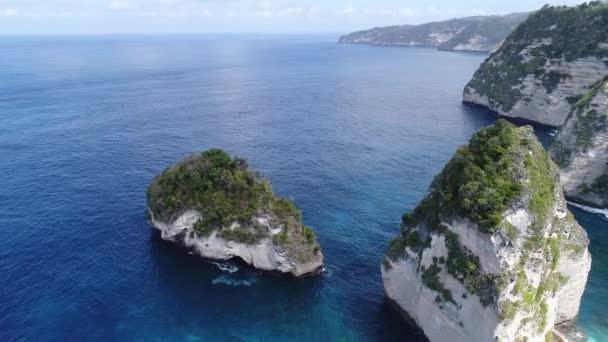 Vista superior de la foto aérea de los asientos de aviones no tripulados voladores Kuta playa Bali — Vídeo de stock