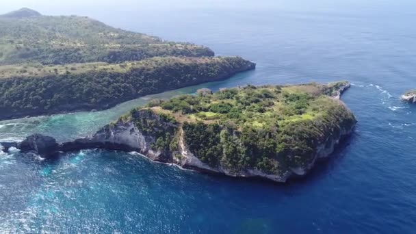 Luftbild von oben von fliegenden Drohnensitzen kuta beach bali — Stockvideo