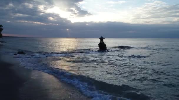 Praia de Suwehan na ilha de Nusa Penida. Bali, Indonésia — Vídeo de Stock