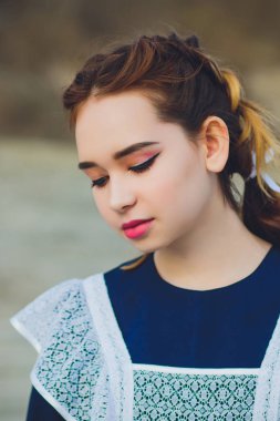 Tipik Donanma beyaz üniforma önlük ile kız öğrenci ayakta