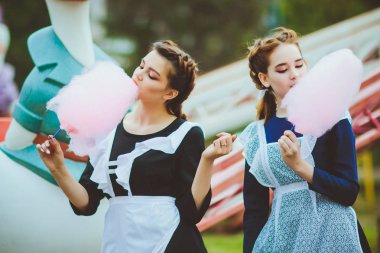 Tipik Donanma beyaz üniforma önlük ile kız öğrenci ayakta