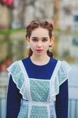 Tipik Donanma beyaz üniforma önlük ile kız öğrenci ayakta