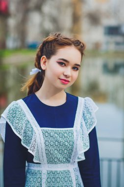 Tipik Donanma beyaz üniforma önlük ile kız öğrenci ayakta