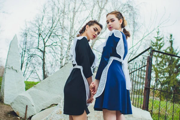 Estudante de pé com típico avental uniforme branco da marinha — Fotografia de Stock