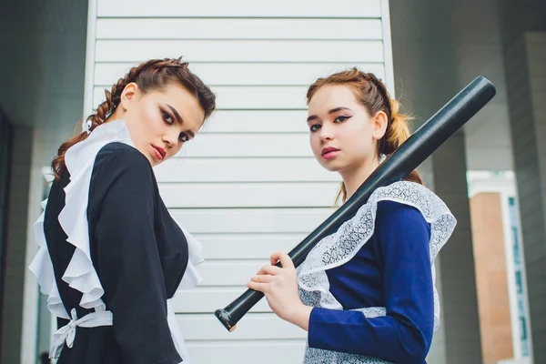 Studentessa in piedi con tipico grembiule uniforme bianco navy — Foto Stock