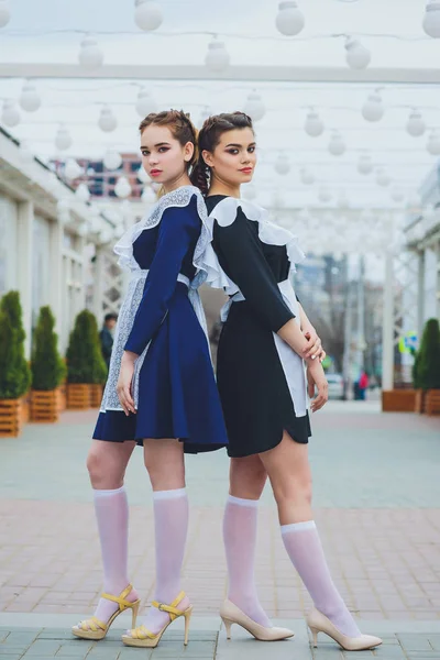 Studentessa Piedi Con Tipica Uniforme Blu Navy — Foto Stock