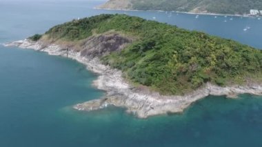 Promthep Cape üst görünüm mağara simgesi Phuket, Tayland. Phromthep mağara görünümü noktasının Phuket, dron kameradan havadan görünümü,
