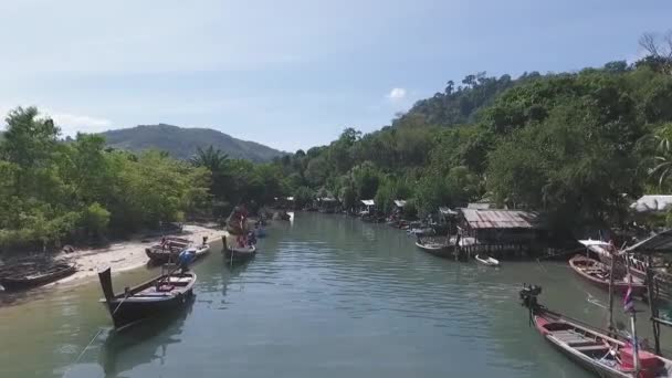 CHONBURI, THAILANDIA 21 NOVEMBRE 2017: Parcheggio yacht al tramonto del porto, Yacht club Harbor in Thailandia — Video Stock