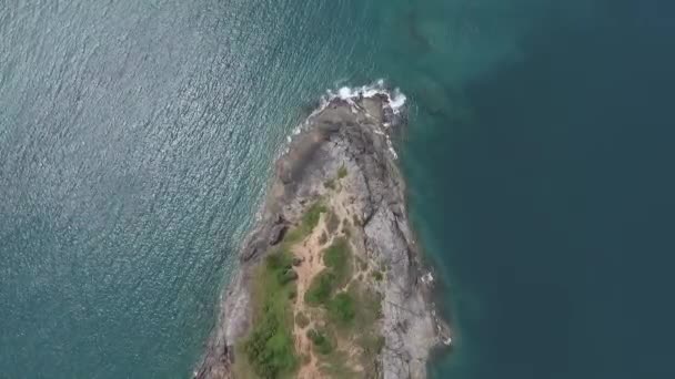 Promthep Cape Icona della grotta vista dall'alto Phuket, Thailandia. Vista aerea da fotocamera drone Phromthep punto di vista grotta Phuket , — Video Stock