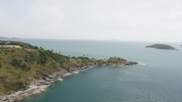 Promthep Cape Vista superior icono de la cueva Phuket, Tailandia. Vista aérea desde la cámara del dron Punto de vista de la cueva Phromthep Phuket , — Vídeos de Stock