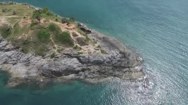 Εικονίδιο σπήλαιο προβολή Promthep Cape κορυφή Phuket, Ταϊλάνδη. Αεροφωτογραφία από drone κάμερα Phromthep σπήλαιο προβολή σημείο Πουκέτ, — Αρχείο Βίντεο