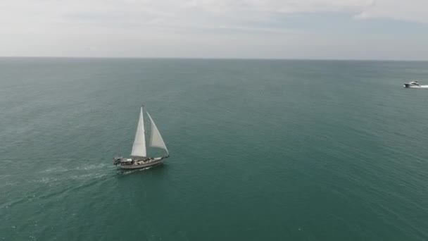 Jacht Żaglowy Przeciwko Zachód Słońca Wakacyjny Pejzaż Styl Życia Skyline — Wideo stockowe