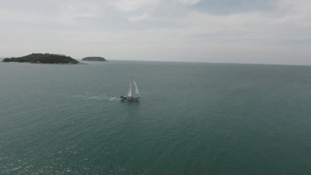 Yacht segling mot solnedgången. Holiday livsstil landskap med skyline segelbåt och måsar. Yachting turism - maritima kvällspromenad. Romantisk resa på classic yacht under havet solnedgången. — Stockvideo