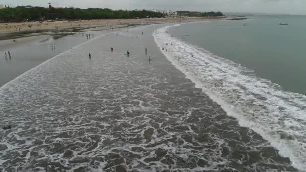 Pohled shora letecké fotografie z létající dron křesel Kuta beach Bali — Stock video