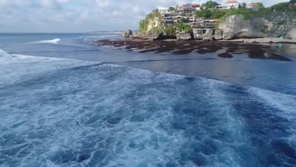 Luchtfoto van het bovenaanzicht van vliegende drone zetels Kuta beach Bali — Stockvideo