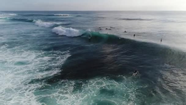 在日落时 冲浪者在海浪上骑行 最上面的风景 — 图库视频影像