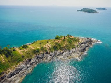 Promthep Cape üst görünüm mağara simgesi Phuket, Tayland. Drone kamera Phromthep mağara havadan görünümden görüntülemek noktası Phuket,