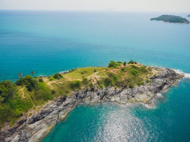 Promthep Cape üst görünüm mağara simgesi Phuket, Tayland. Drone kamera Phromthep mağara havadan görünümden görüntülemek noktası Phuket,