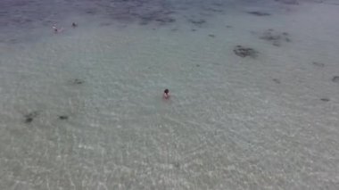 deniz Promthep Cape üst görünüm mağara simgesi Phuket, Tayland yüzme kız. Drone kamera Phromthep mağara havadan görünümden görüntülemek noktası Phuket