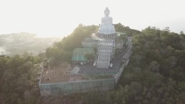 Beyaz yeşim mermer Suryakanta Myanmar Burma ile süslenmiş havadan görünümü büyük Buda Phuket Tayland yüksekliği 45 m. betonarme yapısı