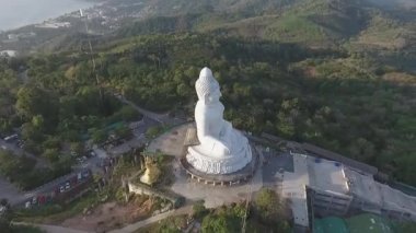 Beyaz yeşim mermer Suryakanta Myanmar Burma ile süslenmiş havadan görünümü büyük Buda Phuket Tayland yüksekliği 45 m. betonarme yapısı
