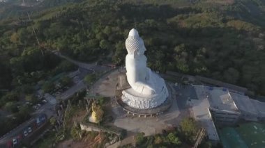 Beyaz yeşim mermer Suryakanta Myanmar Burma ile süslenmiş havadan görünümü büyük Buda Phuket Tayland yüksekliği 45 m. betonarme yapısı