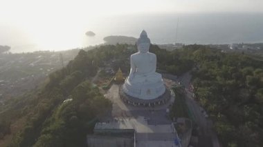 Beyaz yeşim mermer Suryakanta Myanmar Burma ile süslenmiş havadan görünümü büyük Buda Phuket Tayland yüksekliği 45 m. betonarme yapısı