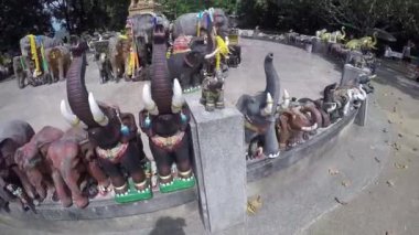 Hediyelik eşya ve el sanatları ünlü Ubud pazarına Balinese piyasa satış tipik Hediyelik eşya dükkanı. Hatıra Eşyası ahşap ve el sanatları yerel halk. Ahşaptan yapılmış ahşap heykeller.