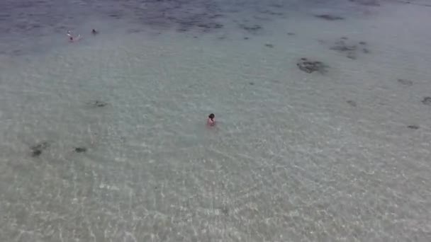 海プロンテップ岬トップ ビュー洞窟アイコン プーケット、タイで泳いでいる少女。空中ドローン カメラ Phromthep 洞窟からビュー ポイント プーケット — ストック動画