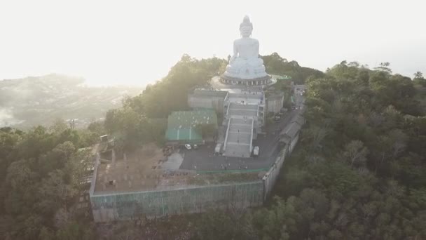 Luchtfoto Big Buddha Phuket Thailand hoogte 45 m. gewapend beton structuur versierd met witte jade marmer Suryakanta uit Birma Myanmar — Stockvideo