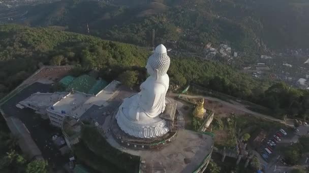 Vista aérea Big Buddha Phuket Tailândia Altura 45 m. Estrutura de concreto armado adornado com mármore jade branco Suryakanta de Myanmar Birmânia — Vídeo de Stock