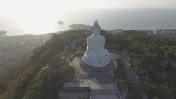 Luftaufnahme großer Buddha Phuket Thailand Höhe 45 m. Stahlbetonstruktur mit weißem Jade-Marmor Suryakanta aus Myanmar Burma geschmückt — Stockvideo