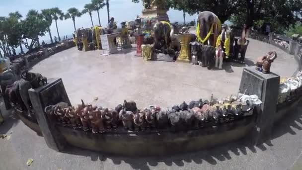 Typische Souvenirladen mit Souvenirs und Kunsthandwerk berühmten Ubud Markt balinesischen Markt. Souvenirs Holz und Kunsthandwerk Anwohner. Holzstatuen aus Holz. — Stockvideo