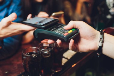 Smartphone online alışveriş açma Nfc teknolojisi ile mobil ödeme.