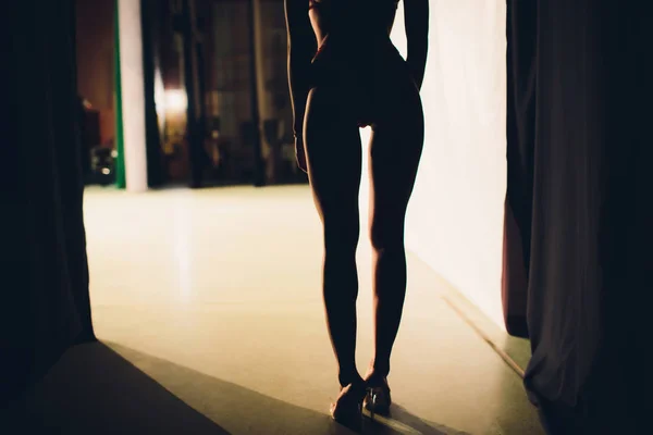 Jeune femme sportive musclée en maillot de bain couleur sur fond noir. En forme. Corps musculaire. Torse. Muscles abdominaux — Photo