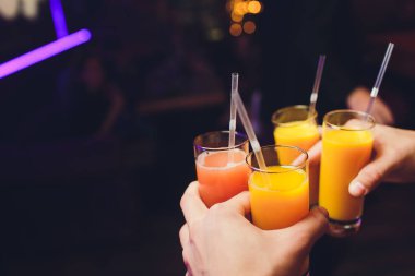 Bir tost İtalyan spritz dört kadeh kaldırdı.