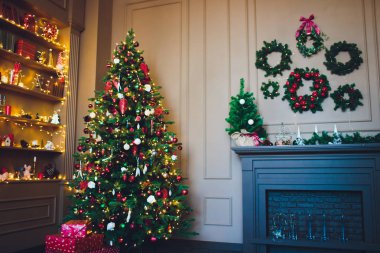 Noel arkaplanı - takılar ve çam ağacının dalı.