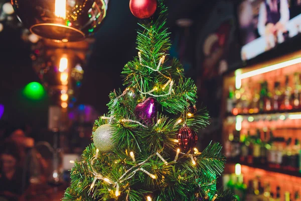 Weihnachten Hintergrund - Christbaumkugeln und Zweig der Fichte. — Stockfoto