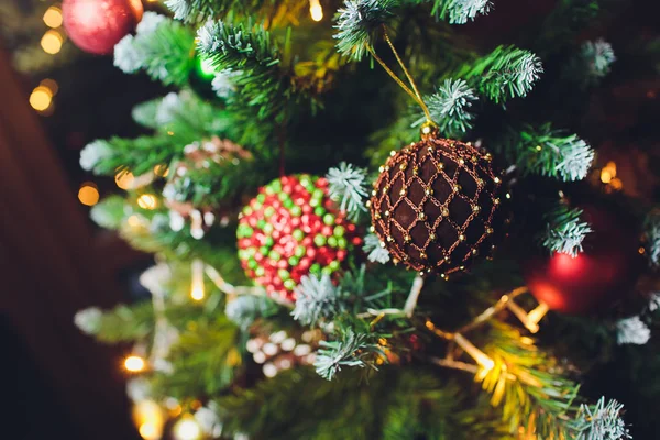 Fondo de Navidad - chucherías y rama de abeto. — Foto de Stock