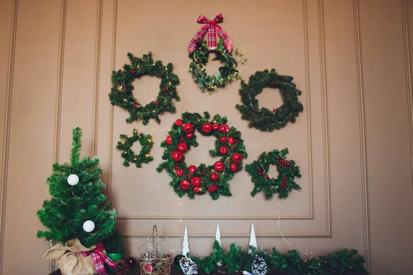 Karácsonyi háttér - baubles és faág lucfenyő. — Stock Fotó