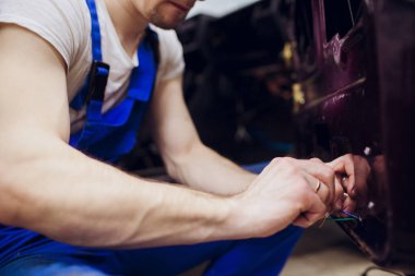 Yüksek gerilim tel bir otomobil motoru
